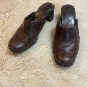 Clark’s Brown Leather Clogs size 8